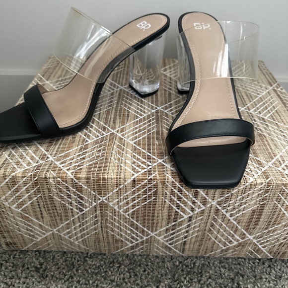 Black sandal with clear heel - Picture 1 of 2